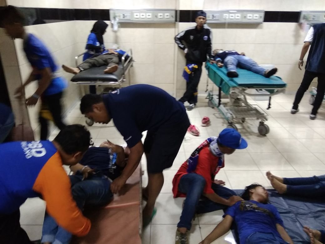 Foto: Sebagian korban laga ricuh saat dirawat 