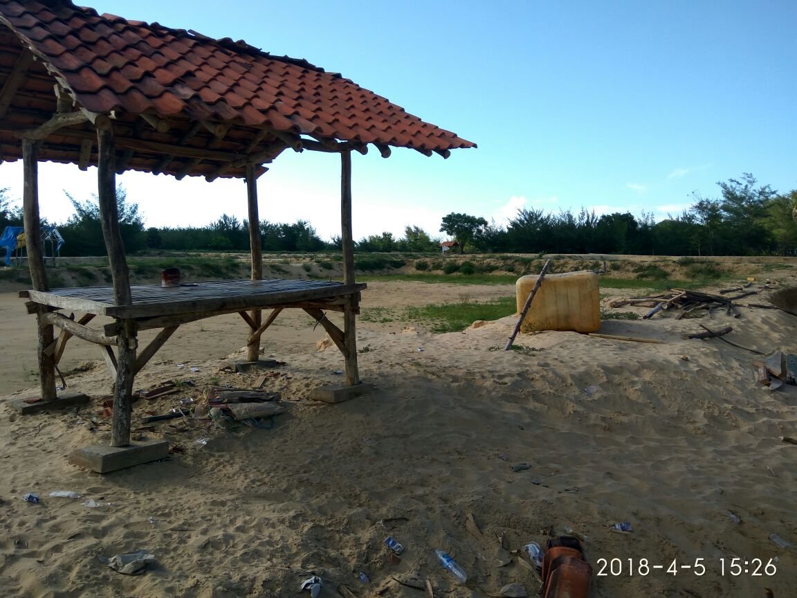 Foto: Pembangunan tambak di area pantai lombang
