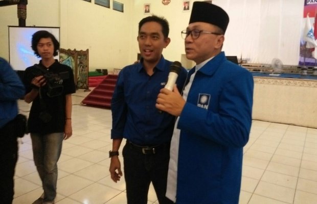Foto: Khairul Anwar ST. Ketua DPD BM PAN Sumenep, saat mendamping Ketua Umum DPP PAN, Zulkifli Hasan