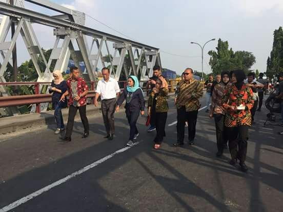 Foto: Puti Guntur Soekarno saat kunjungi jembatan ambruk di lamongan
