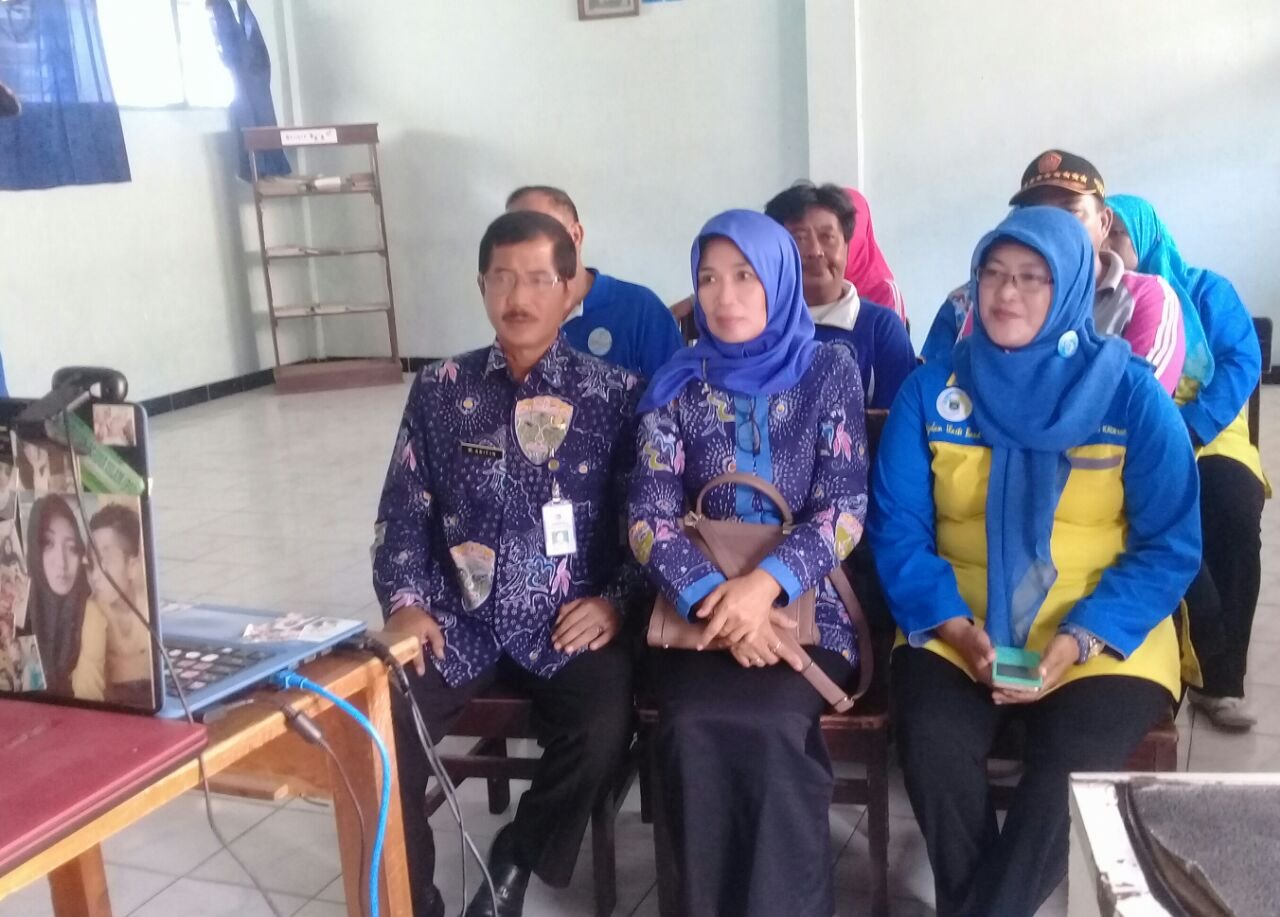 Foto: Camat Kalipare Moch Arifin bersama istri saat menerima tele conference dari Kadin lingkungan hidup dan Hj Djajuk Rendra
