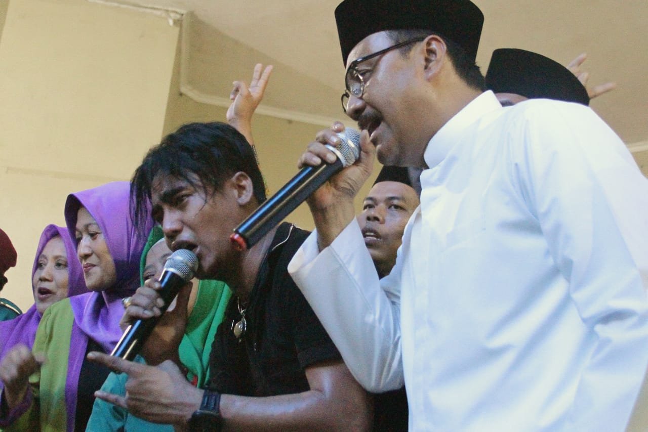 Foto: Gus Ipul Saat Membaca Puisi Untuk Wanita Jawa Timur di hari Kartini