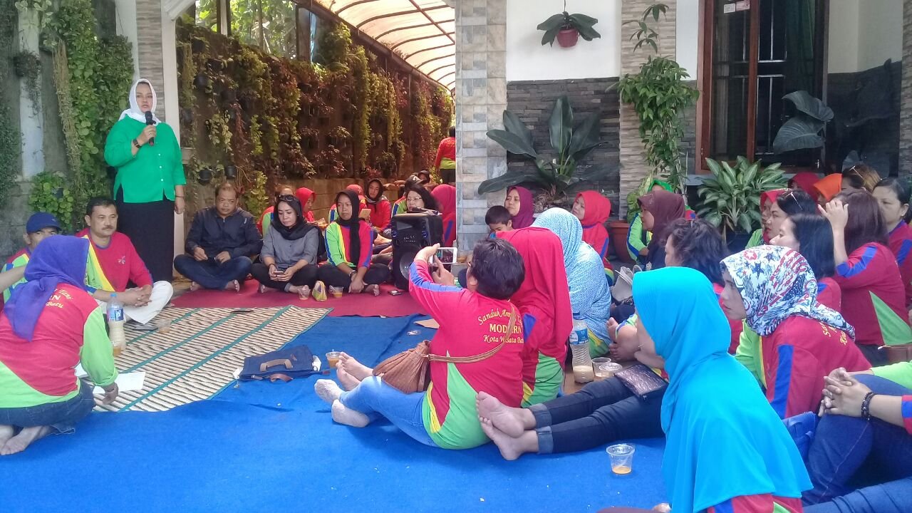  Foto: Katarina Dian Nefiningtyas saat memberikan sambutan dihadapan 126 anggota Sanduk Among Tani Modern KWB