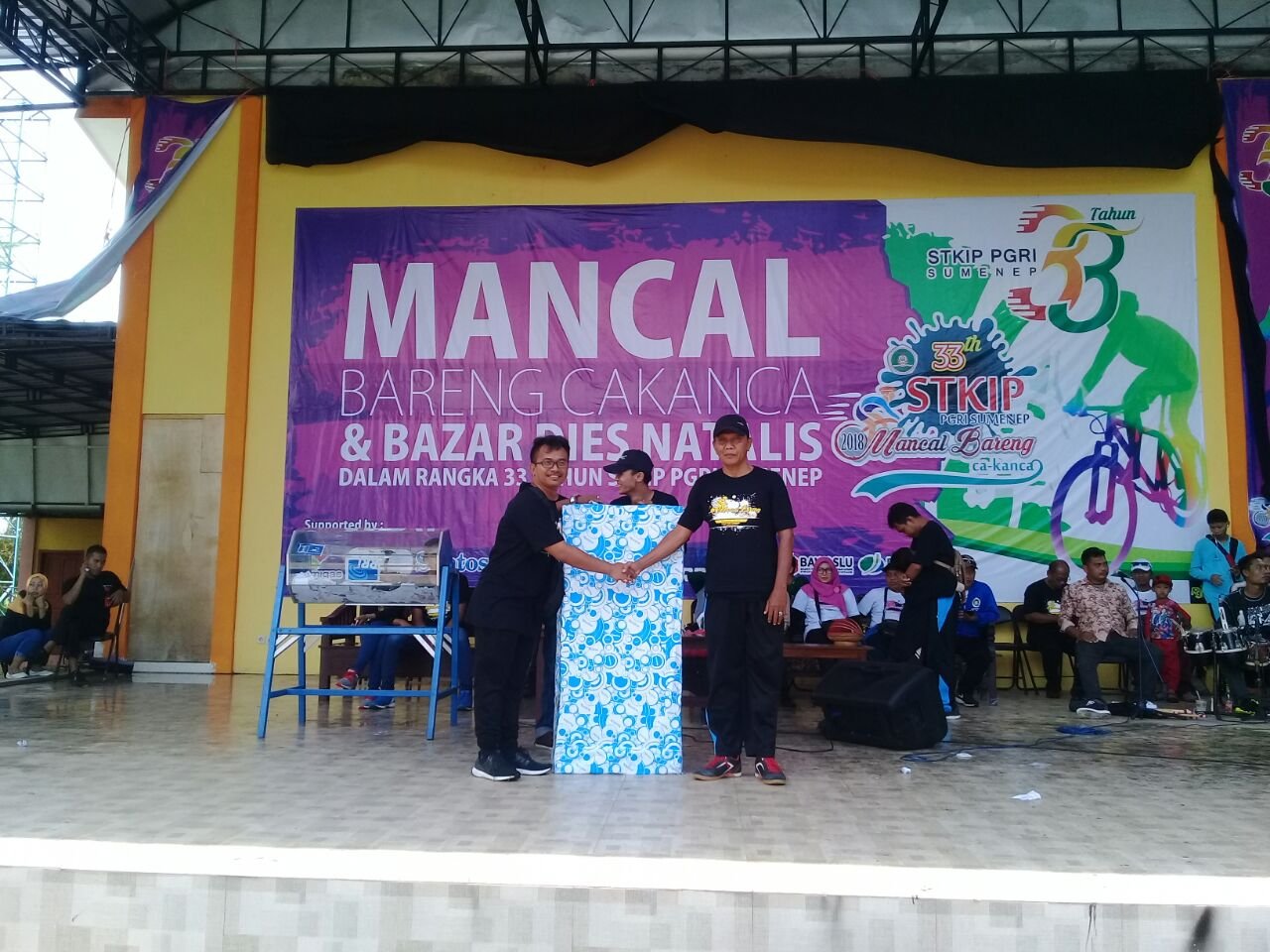 Foto: Pemenang kupon undian mancal bareng berhadiah kulkas