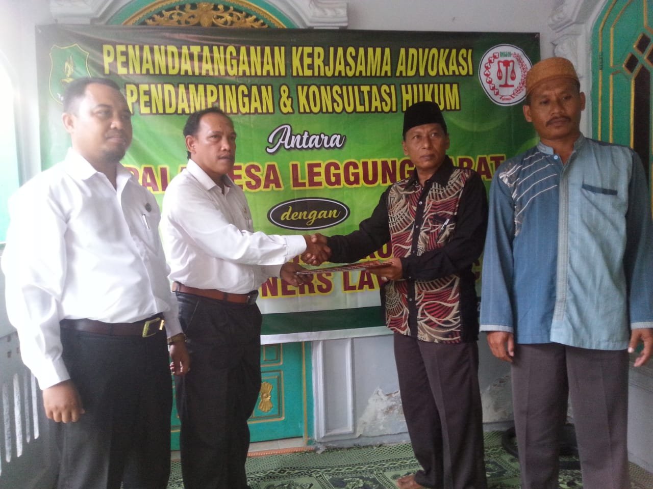 Foto: Kepala Desa Leggung Barat, Hoyya, usai MoU dengan Dengan Lembaga Hukum Law Office 'RnS & Patners'