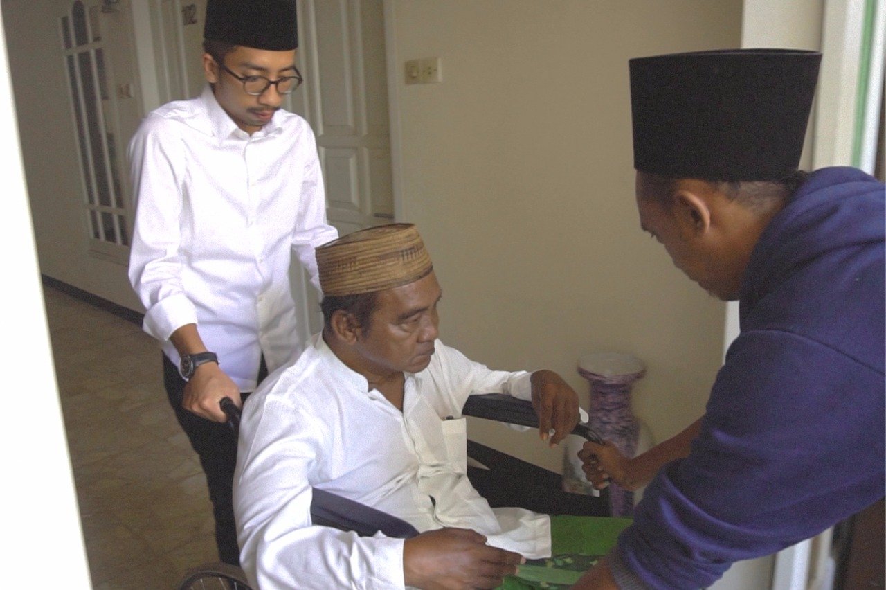 Foto: KH. Fayadl As’ad saat mengantarkan Nur Faizin, MA ke DPW PKB Jawa Timur 