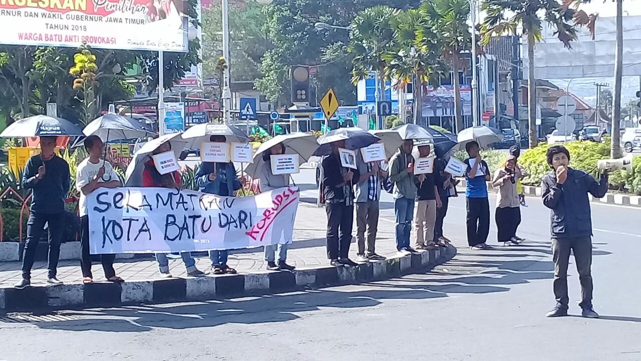 Foto: Sejumlah aktivis MCW saat menggelar aksi damai