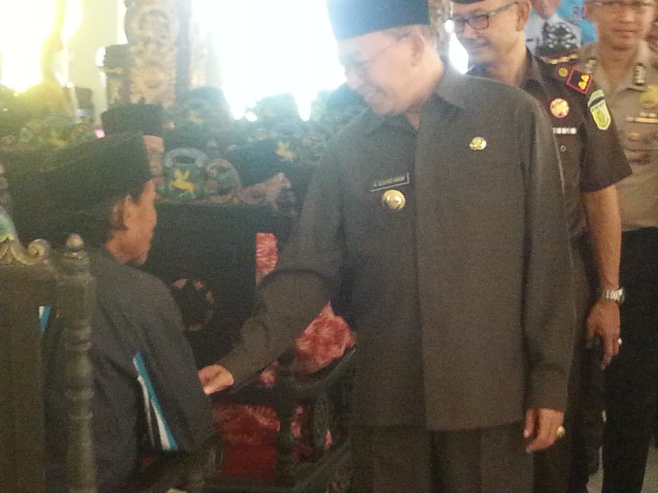 Foto: Bupati Sumenep A Busyro Karim saat berbincang dengan salah satu calon penerima RTLH dan Bedah Rumah