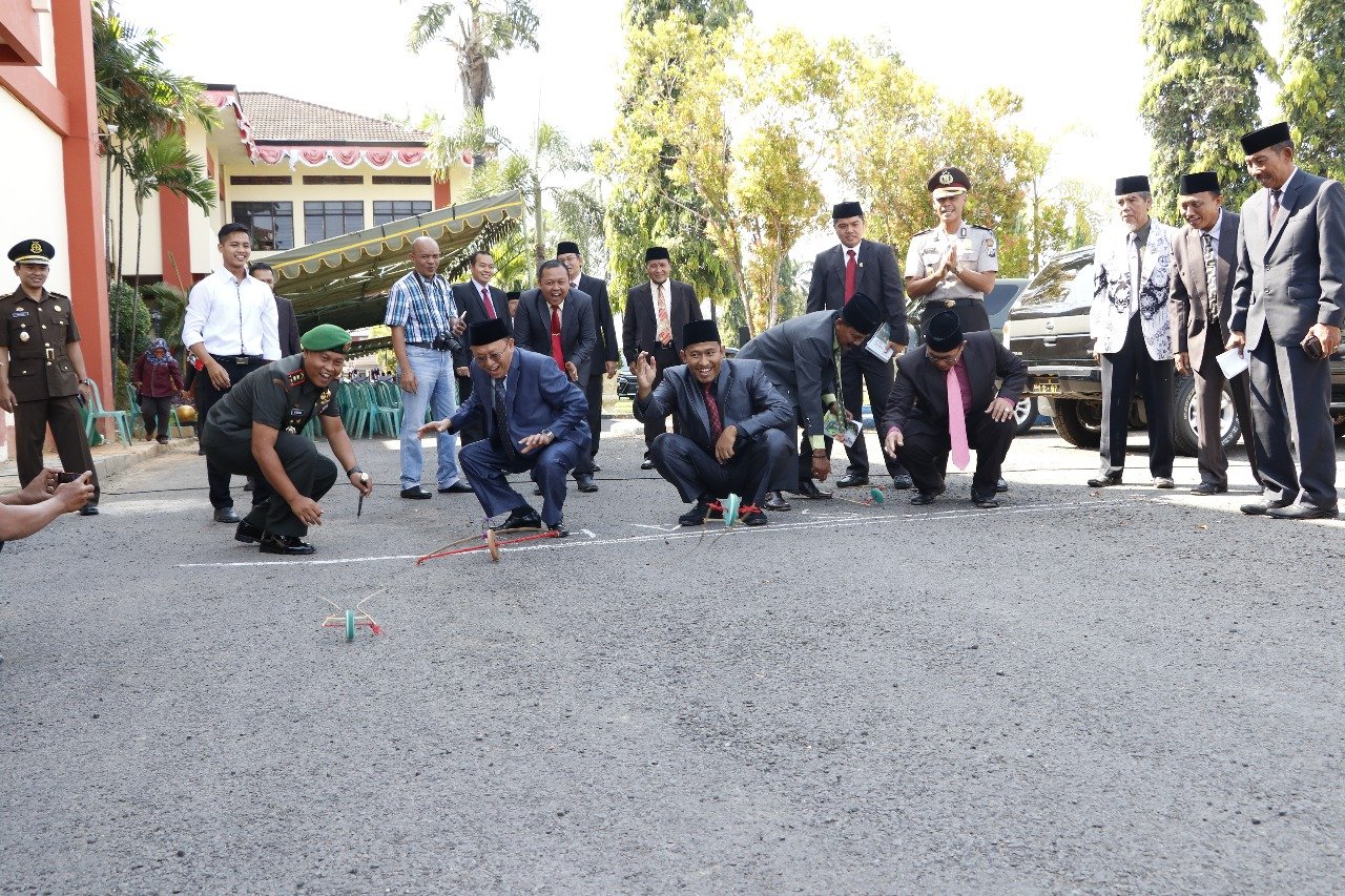 Foto: Bupati, wakil Bupati. Kadisdik, Kapolres, Dandim 0827 Sumenep saat Adu 'Linggiling'