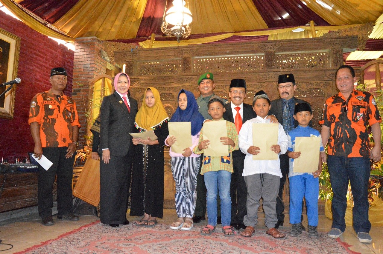 Foto: H Endro Wahyu Wijono (kanan) saat sesi foto bersama, Walikota Batu beserta Wakil Walikota Batu, Ketua DPRD Kota Batu, Dandim 0818 dan puluhan anak yatim piatu