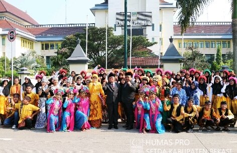 Para pelajar SLTP dan SMK dari Tambun Selatan turut memeriahkan Hardiknas 2018 dengan menampilkan tarian yang semarak, Rabu(2/5/2018).