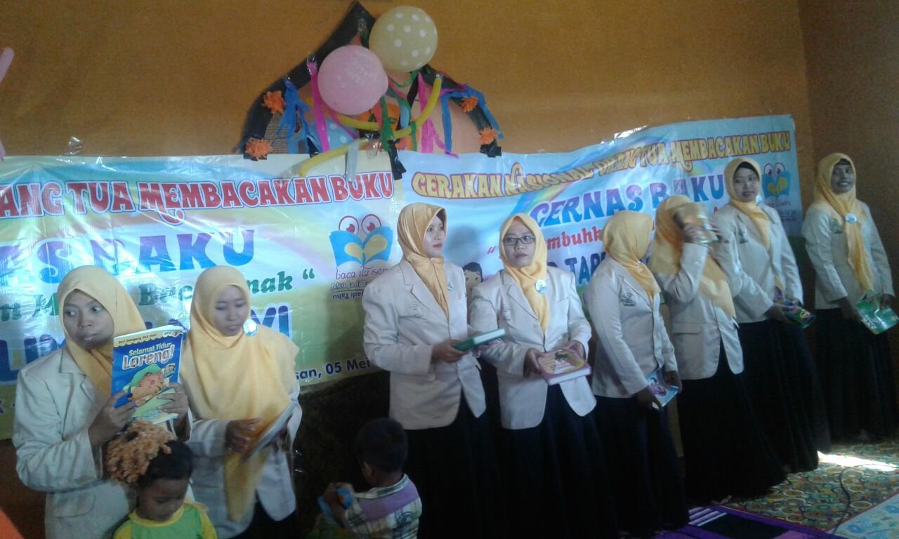Foto: Kepala TK Muslimat NU VI Dasok, Pademawu Pamekasan (tiga dari kiri) bersama sejumlah dewan guru pada kegiatan Gernas Baku, Sabtu (5/5)