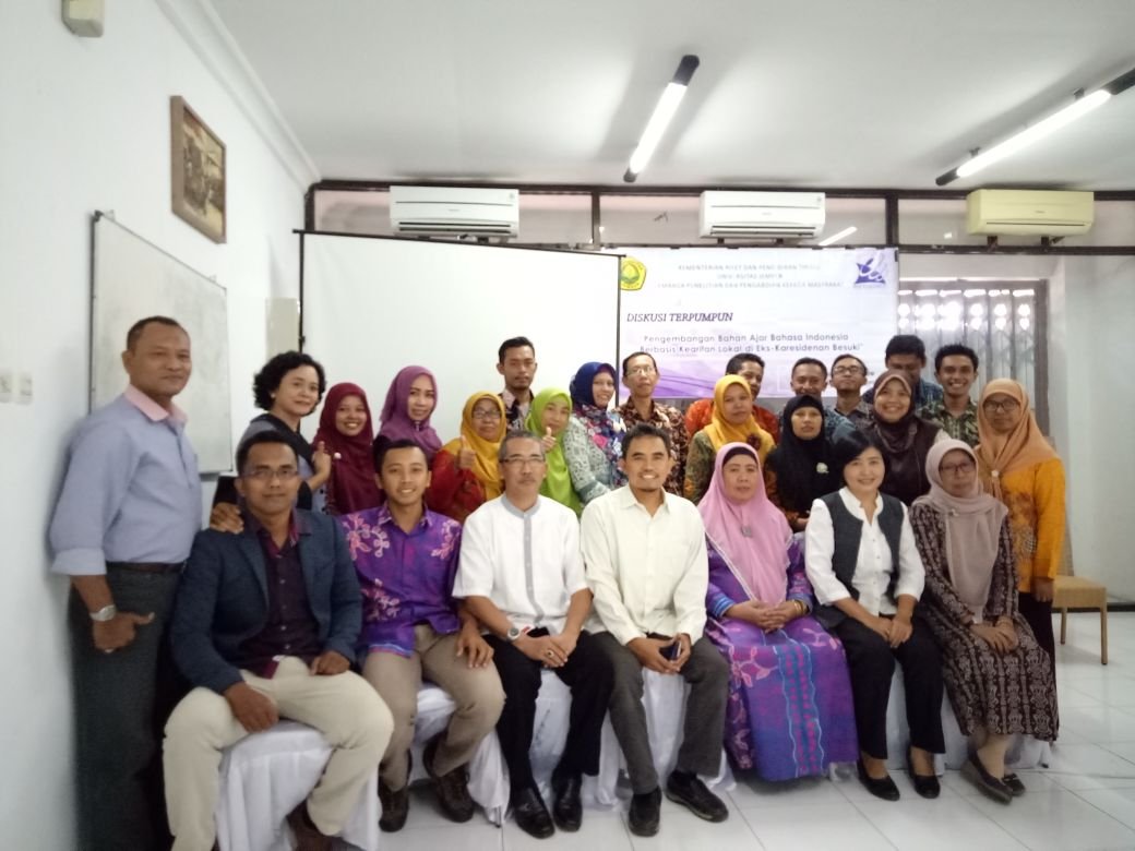 Foto: Puluhan guru bahasa Indonesia SMP se eks-Karesidenan Besuki, usai mengikuti ‘Diskusi Terpumpun’ 