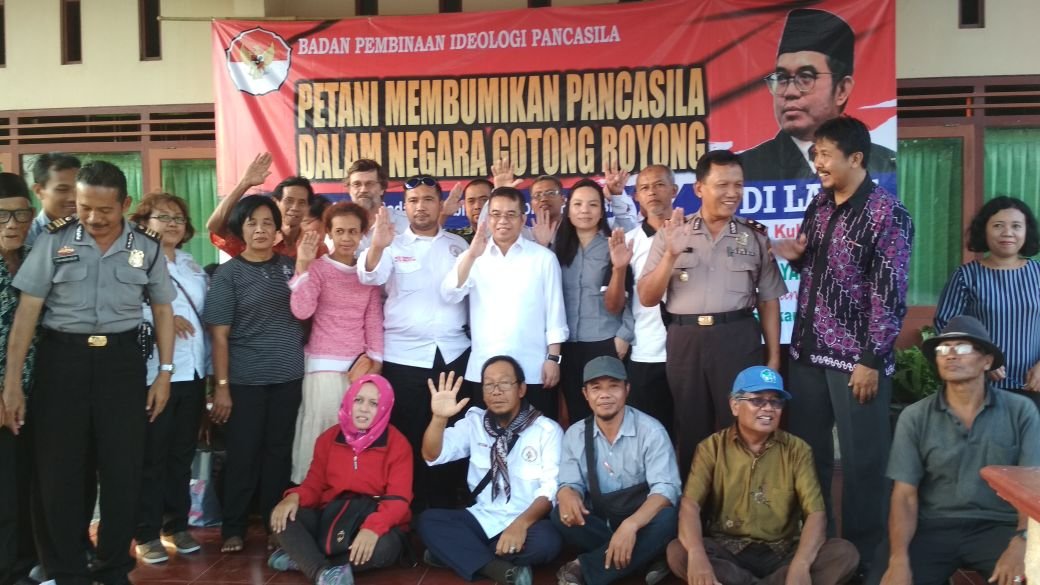 Foto Bersama PETANI di Sekretariat Nasional Jakarta