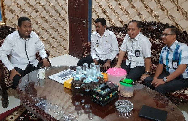 Foto: Wakil Bupati Sumenep Ach. Fauzi saat berbincang manajer PLN Sumenep di Rumah Dinasnya