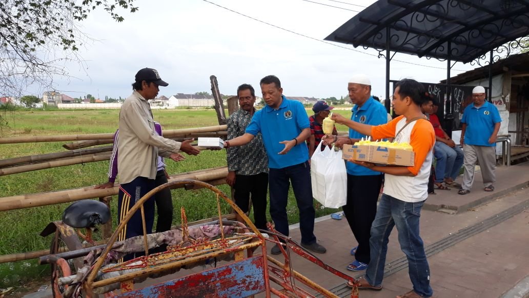 Foto: Ketua PWI Sumenep saat memberikan takjil pada abang becak