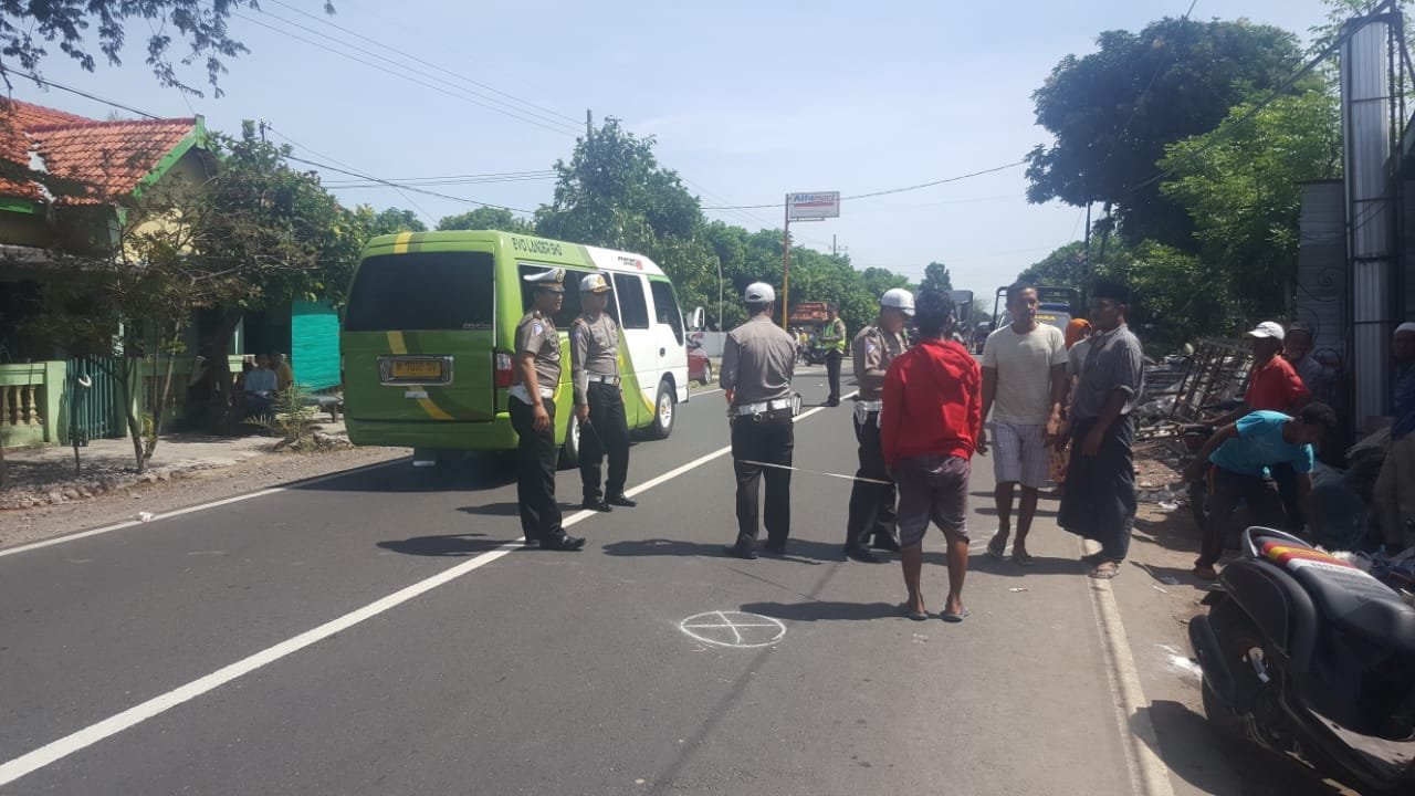 Foto: lokasi laka lantas antara sepeda motor dengan micro bus