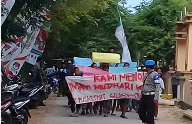 Foto: Puluhan Warga Gili Genting saat melakukan aksi unjuk rasa
