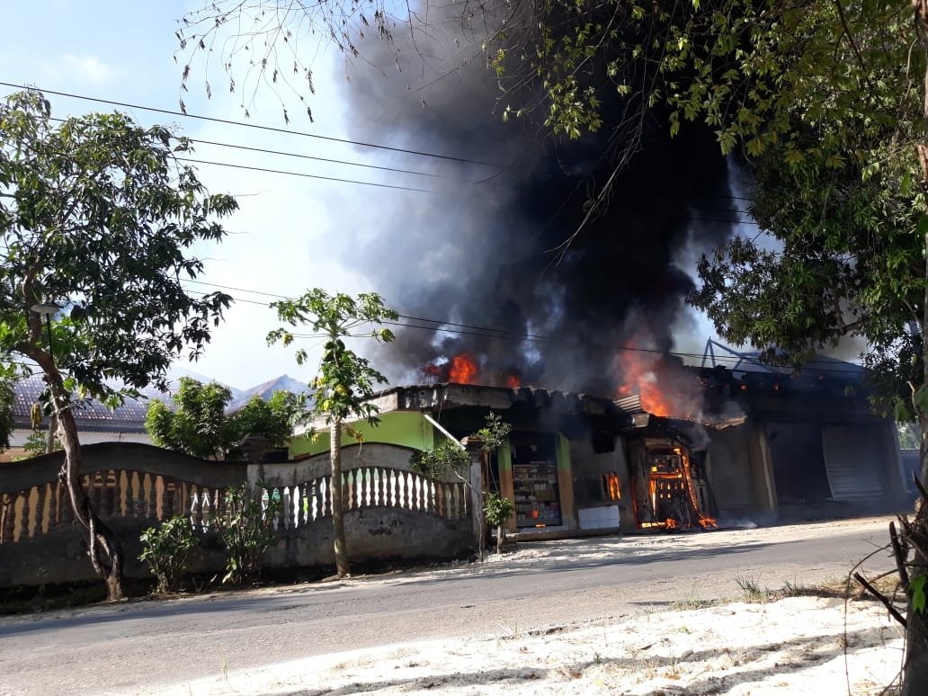 Foto: Pom Mini milik aparat desa yang terbakar di sumenep