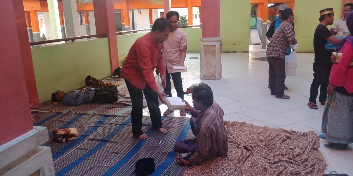 Foto: Ketua PWI Sumenep dan anggota saat bagi-bagi takjil pada keluarga pasien di RSUD Dr. Moh Anwar