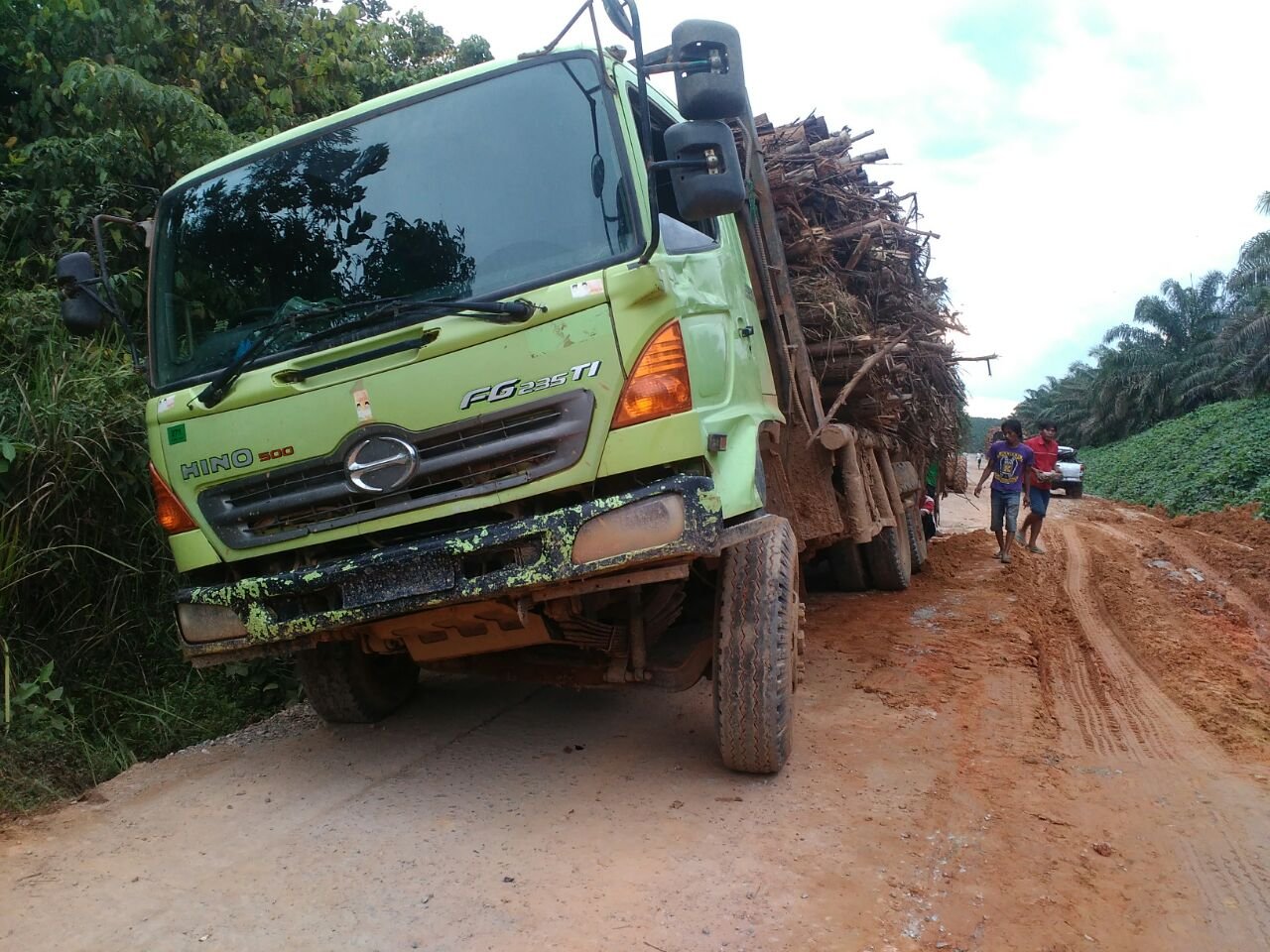 Foto: Mobil milik perusahaan yang diduga menjadi penyebab kerusakan jalan milik pemkab