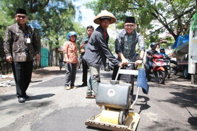 Foto: Bupati Anas saat memantau pekerjaan tambal sulam