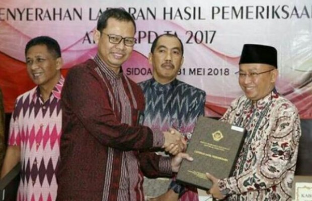 Foto: Bupati Sumenep A Busyro Karim saat menerima opini WTP dari BPK RI