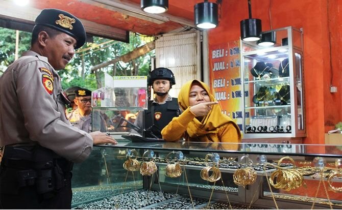 Foto: anggota Polres Banyuwangi saat patroli ke pedagang emas