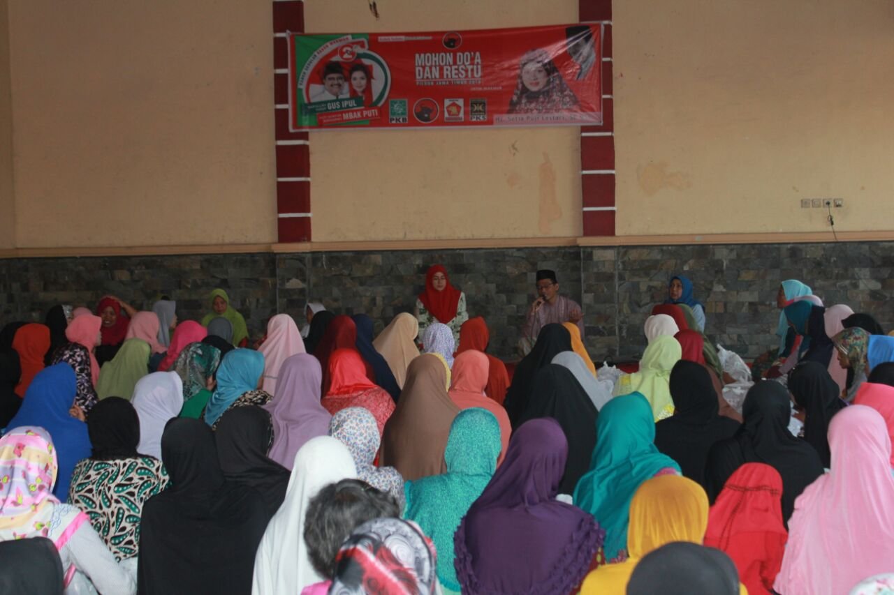 Foto: Puti Guntur bersama ibu-ibu di Mojokerto