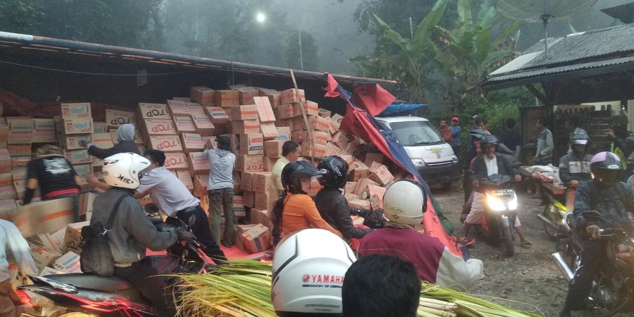 Foto: Truk Pengangku Snack yang terguling di Banyuwangi
