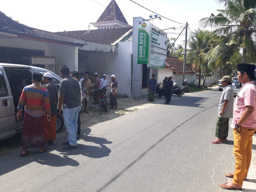 foto: sejumlah aparat desa saat mendatangi kantor cabang bprs guluk-guluk