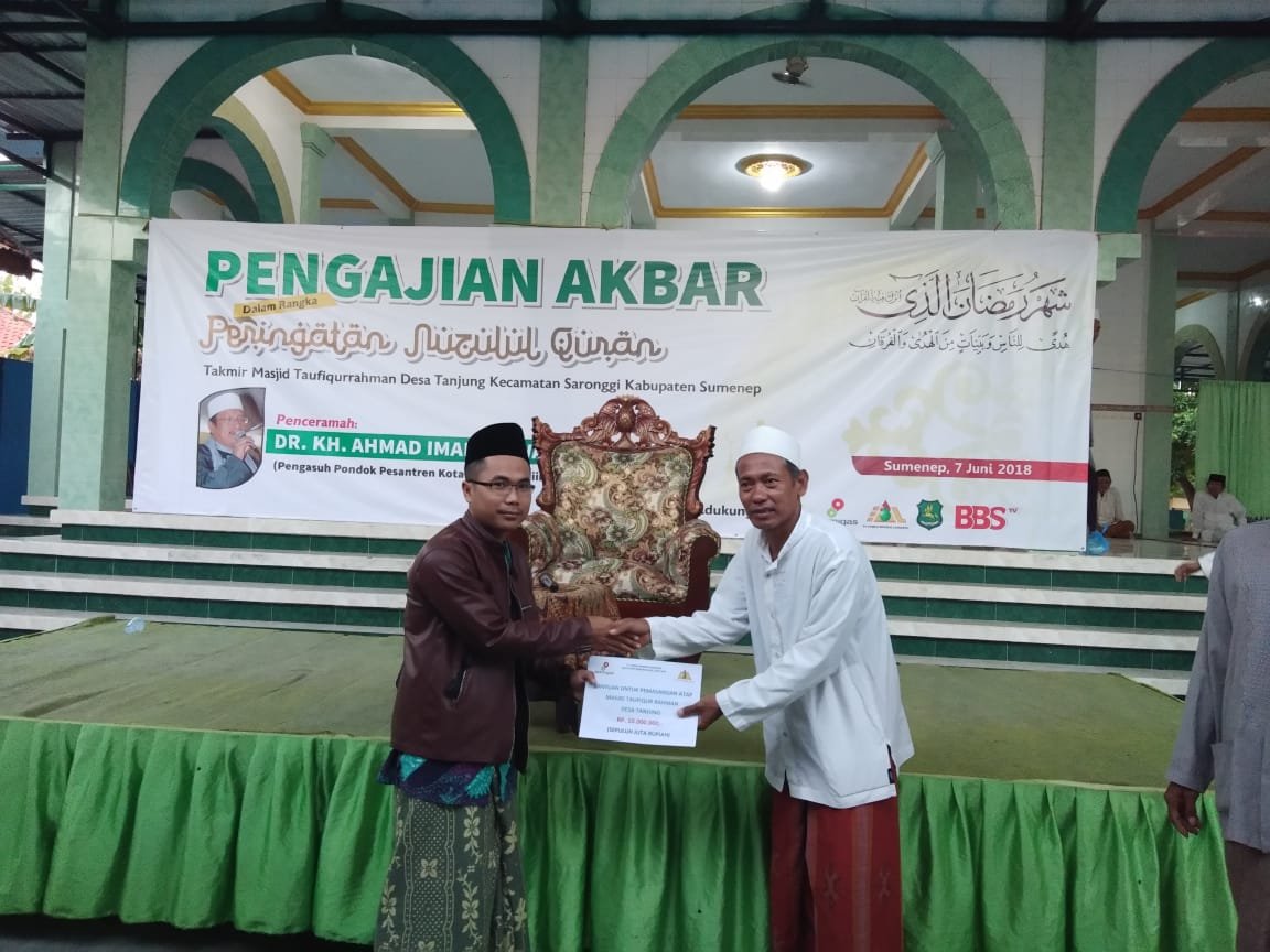 Foto: Penyerahan bantuan dari SKK Migas dan HCML kepada salah satu takmir masjid di sumenep