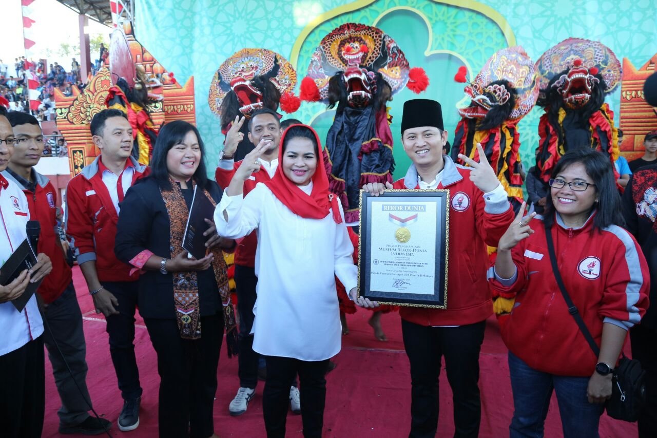 Foto: Mbak Puti foto bersama Wakil Bupati Trenggalek
