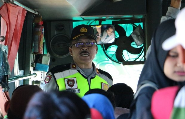 Foto: Anggota Polres Malang saat menggelar razia dalam bus