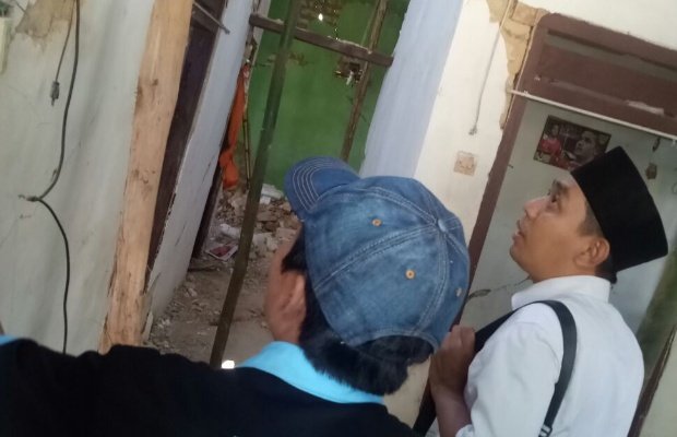 Foto: Hairul Anwar saat mengunjungi korban gempa di tiga kecamatan