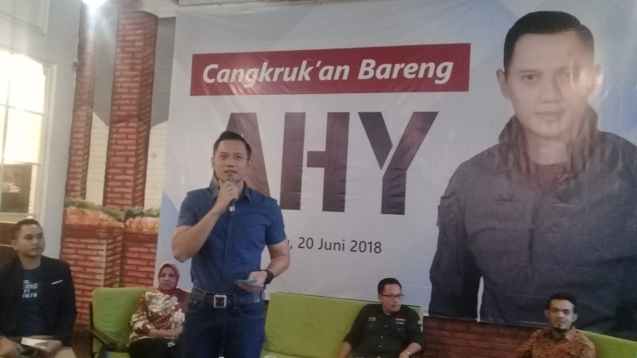 Foto: AHY dan Emil saat cangkruan di Malang