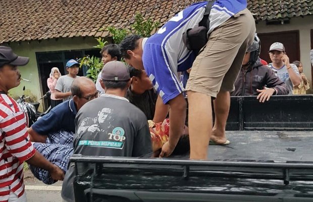 Foto: Korban laka lantas saat dievakuasi ke rumah sakit
