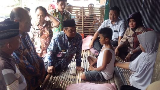 foto: PJ Bupati Sampang Sambangi Penderita Tumor Ganas saat menyambangi pebderita tumor ganas di torjun