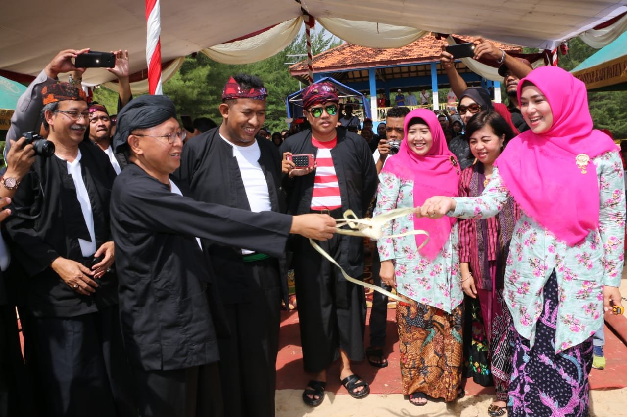 Foto: Bupati Sumenep bersama istri sedang narik topak lobar khas daerah sumenep