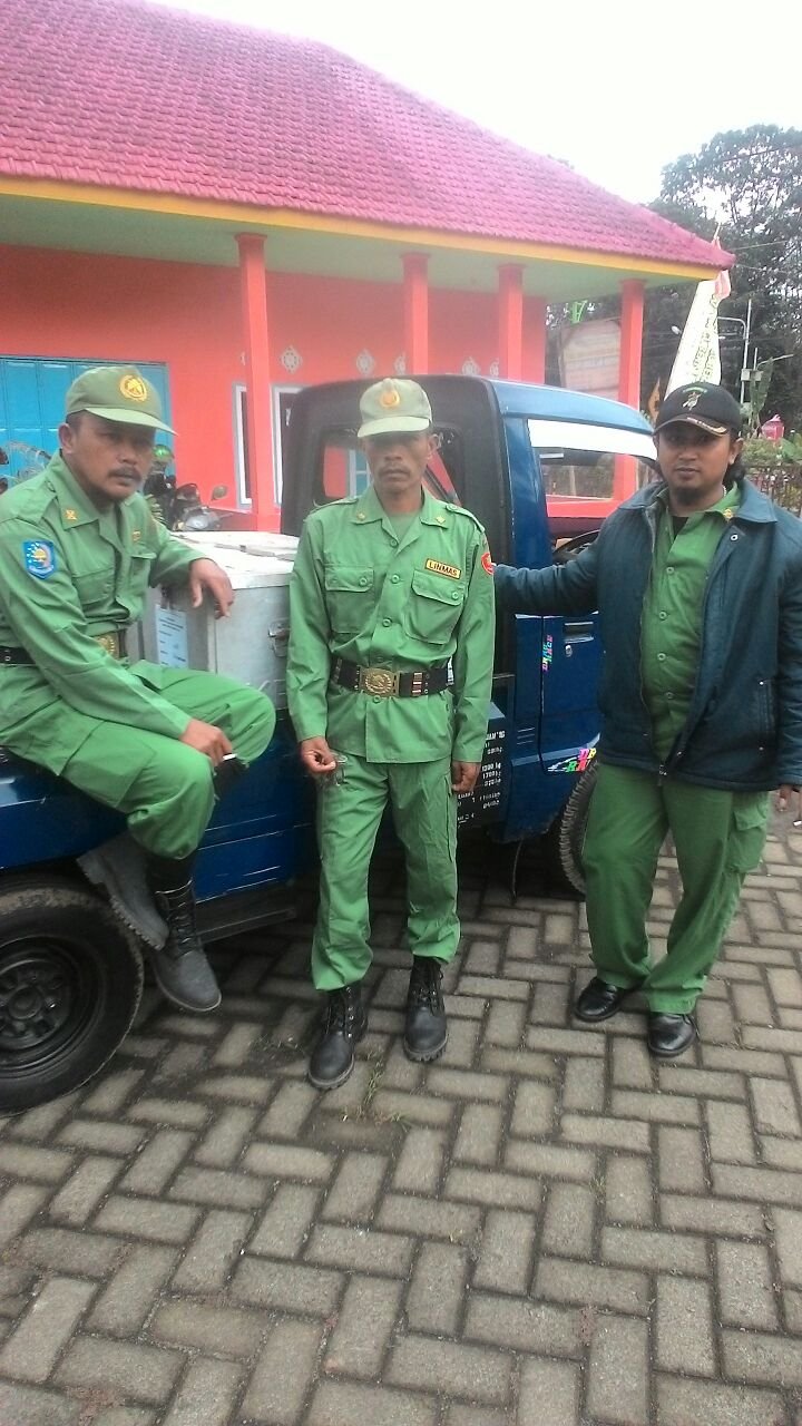 Foto: Tiga Petugas Linmas saat mengantar logistik