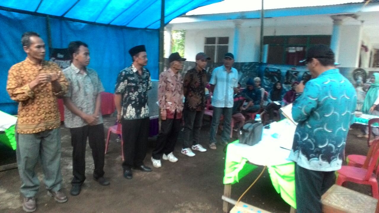 Foto: Anggota KPPS di TPS 12 Desa Kalibaru Manis Banyuwangi