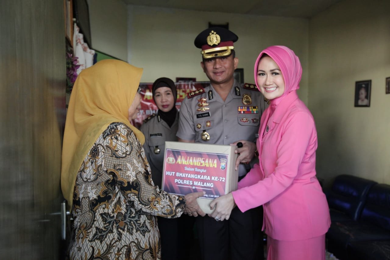 Foto: Kapolres Malang, AKBP Yade Setiawan Ujung SH SIK dan Ketua Bhayangkari Malang, Tika Yade Setiawan Ujung saat memberikan tali asih
