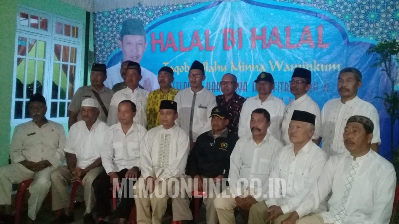 Foto: Wakil ketua DPRD Kota Batu, Hari Danah  Wahyono saat sesi foto bersama para undangan usai acara halal bihalal dikediamannya