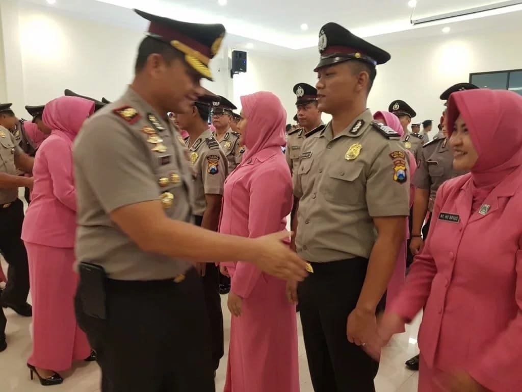 Foto: Kapolres Malang saat menyalami anggota yang naik pangkat