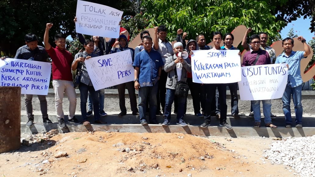 Foto: Puluhan Jurnalis Sumenep saat menggelar aksi solidaritas Kekerasan Wartawan di Jember