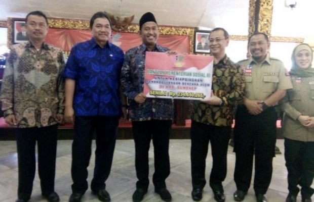 Foto: Penyerahan bantuan korban gempa bumi di sumenep oleh Kemensos RI