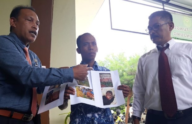 Foto: Syafrawi Kuasa Hukum Moh. Hasan saat menunjukan foto bukti luka pada muka korban.