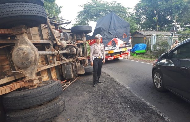 Foto: Truck pengangkut di Banyuwangi Terguling