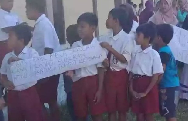 Foto: Demo Wali Siswa bersama Siswa SDN Banuaju Barat 1