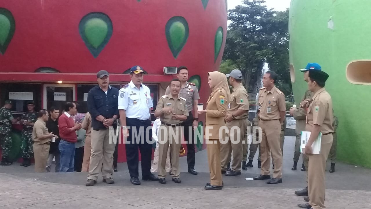 Foto: Forpimda Kota Batu saat tertibkan PKL Alun-Alun
